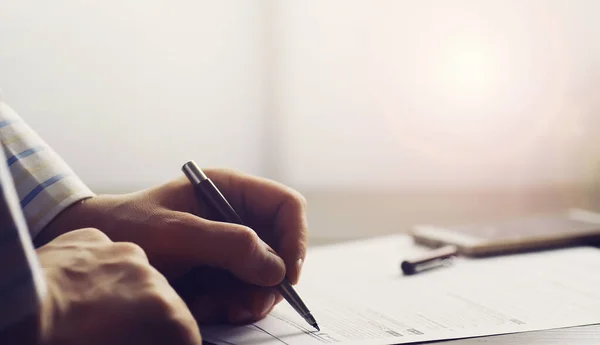 Reunión Negocios Hombre Firma Contrato Mano Masculina Con Pluma Hace — Foto de Stock