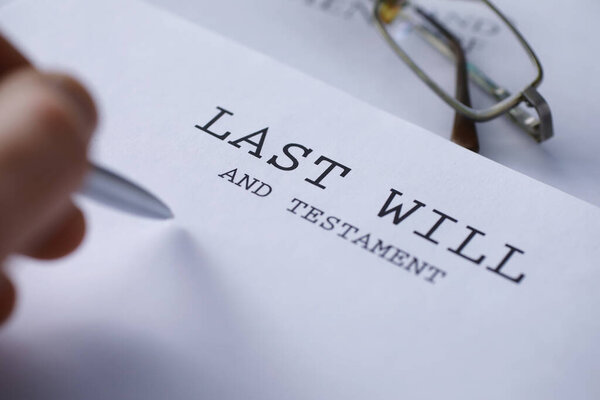 Правовая концепция. Процедура составления последнего завещания. Документы с завещанием на столе. Регистрация последнего завещания и завещания.