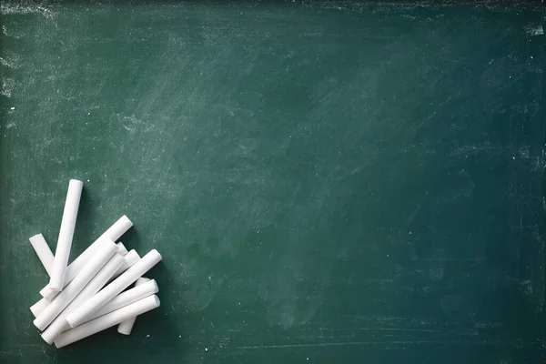 Chalkboard Crayons Para Escrever Quadro Negro Conceito Aprendizagem Escola Ensino — Fotografia de Stock
