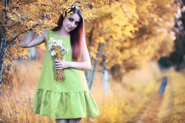 Schöne Mädchen Mit Roten Haaren Mit Einem Strauß Gänseblümchen Auf — Stockfoto