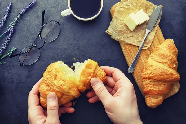 Pâtisseries Fraîches Sur Table Croissant Aromatisé Français Pour Petit Déjeuner — Photo