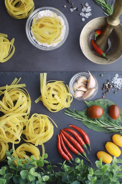 Nudeln Auf Dem Tisch Mit Gewürzen Und Gemüse Nudeln Mit — Stockfoto