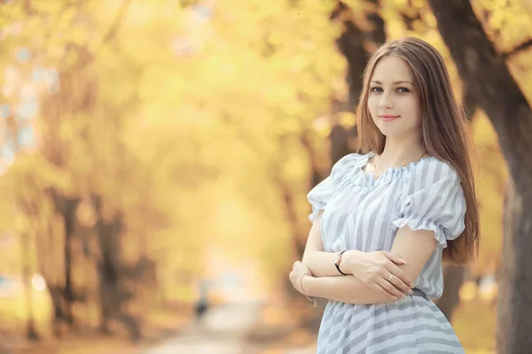 Девушка Прогулке Осеннем Парке — стоковое фото
