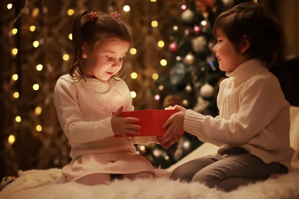 Familie Heiligabend Kamin Kinder Öffnen Weihnachtsgeschenke Kinder Unter Dem Weihnachtsbaum — Stockfoto