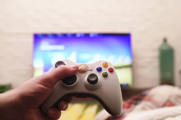 Uma Mulher Jovem Está Jogando Um Console Do Jogo. Jogo Da Menina E Jogos De  Vídeo Do Computador. O Streamer Segura Um Joystick Em Suas Mãos. Pessoa Em  Casa À Noite Foto