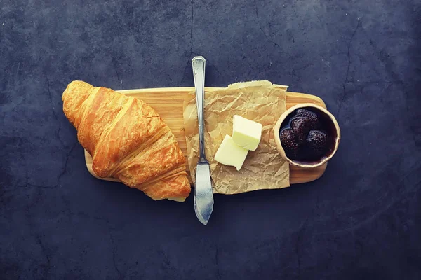 Frisches Gebäck Auf Dem Tisch Croissant Mit Französischem Geschmack Zum — Stockfoto