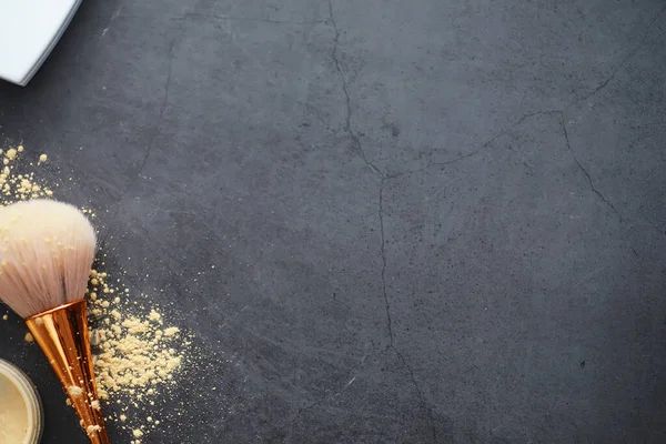 Toz ve makyaj fırçası. Arka planda kahverengi toz. Makyaj ürünleri. Biçim konsepti.