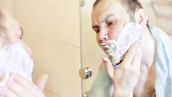 Man Shaves Bathroom Morning Work — Stock Photo, Image