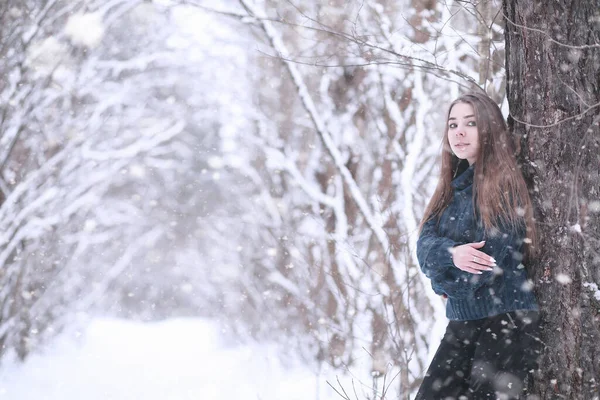 Menina Parque Inverno Tarde Queda Neve — Fotografia de Stock