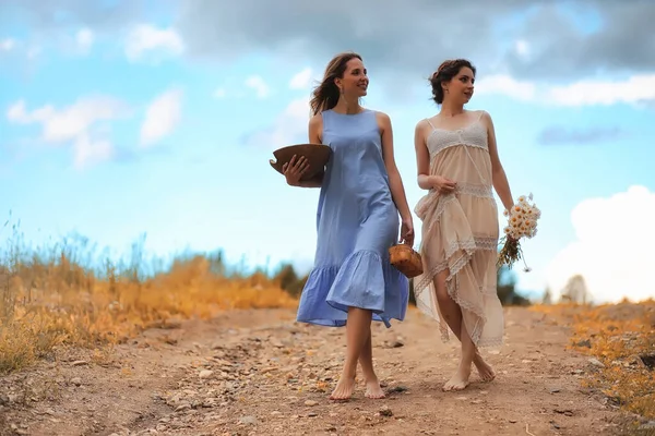 Due Belle Ragazze Vestiti Campo Autunno Con Bacche — Foto Stock