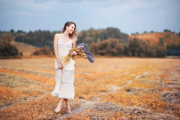 Mooi Meisje Met Een Boeket Blauwe Bloemen Natuur Herfst — Stockfoto