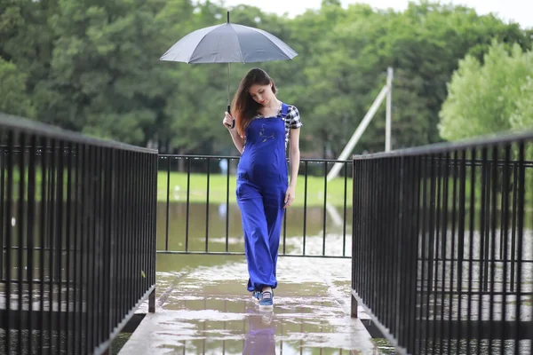 Chica Joven Parque Verde Tiempo Lluvioso — Foto de Stock