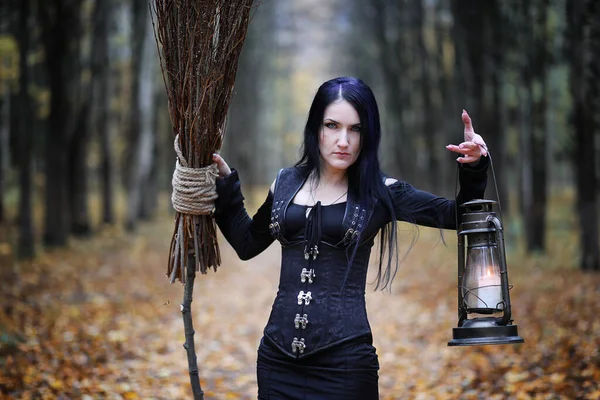 Eine Frau Hexenanzug Einem Dichten Wald Bei Einem Ritual — Stockfoto