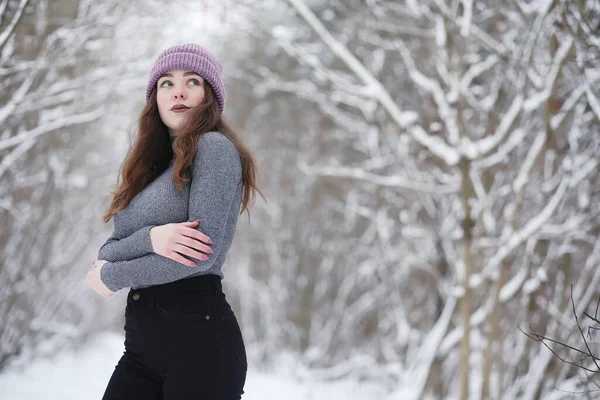 Uma Menina Parque Inverno Uma Caminhada Férias Natal Floresta Inverno — Fotografia de Stock