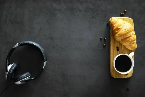 Friss Péksütemények Asztalon Francia Ízesített Croissant Reggelire — Stock Fotó