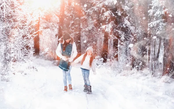 Una Familia Joven Para Dar Paseo Mamá Hija Están Caminando — Foto de Stock