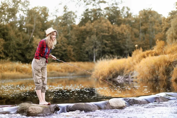 Menina Bonita Outono Junto Rio Com Uma Vara Pesca — Fotografia de Stock