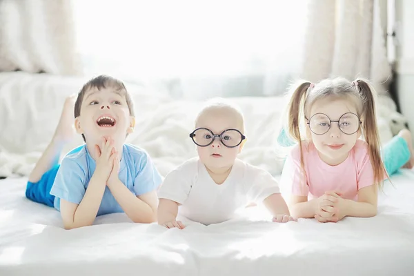 Crianças Deitam Cama Lado Bebé Recém Nascido Irmãzinha Emoções Infantis — Fotografia de Stock