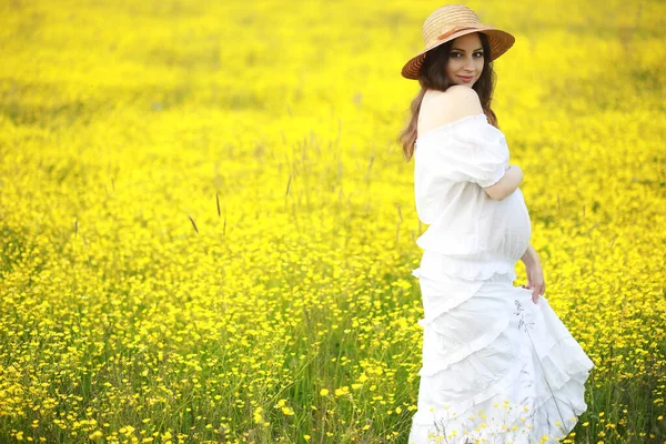 Schwangere Einem Kleid Einem Blumenfeld — Stockfoto