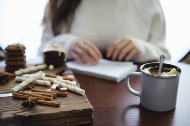 Kış kahvaltısı. Bir fincan sıcak çikolata, şekerleme ve taze pişmiş kurabiyeler. Zencefilli kurabiye ve kahve..