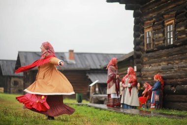 Geleneksel Slav ritüelleri, kırsal tarzda. Yazın dışarıda. Slav köyü çiftliği. Zarif cüppeli köylüler.