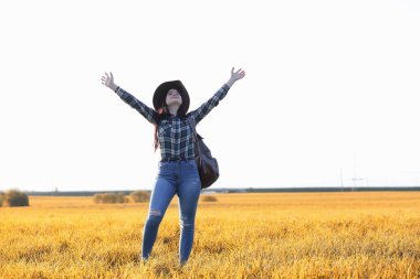 Genç bir kız şehirde otostop yaparak seyahat ediyor. Güzel genç bir kız tatile gitti. Kovboy şapkalı bir kız öğrenci yolda.
