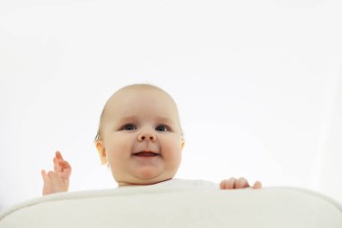 Bebek ve duygular. Küçük çocuk konsepti ve metin konumu.