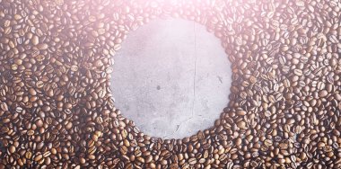 Bir poşet kahve. Kahve çekirdekleri masada kavrulmuş. Pişirmek için yapraklı kahve çekirdekleri.