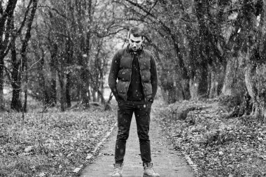 Genç sakallı adam sonbahar parkında