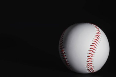 Amerikan geleneksel spor oyunu. Beyzbol mu? Kavram. Beyzbol topu ve sopalar masada..