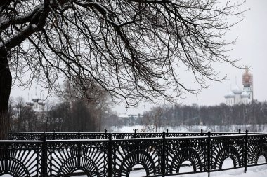 Kırsal alanların kış manzarası ve kardaki yollar