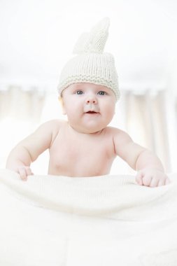 Yeni doğmuş bir bebek yumuşak bir yatakta yatıyor. Çocukların duyguları..