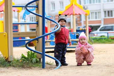 Sokaktaki çocuklar oyun alanında oynuyorlar.