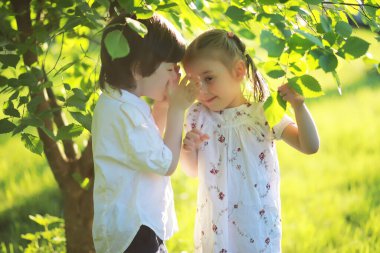 Aile doğada dinleniyor. Temiz havada tatil yapmak için. Hafta sonu çocukları parkta oynuyor..