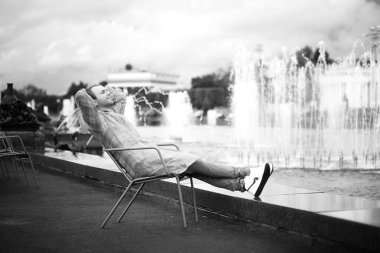 Yağmurlu bir günde yağmurluk giyen bir adam şehirde.