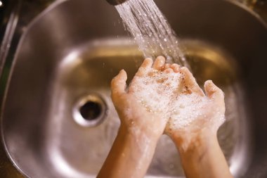 Hijyen kuralları. Yemekten önce el yıkama. Sabunlu antibakteriyel eller. Virüs enfeksiyonunu önlemenin yolu. Coronavirus koruması.