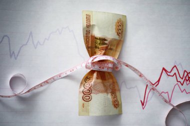 İş konsepti. Ulusal para biriminin değer kaybı. Üzerinde 