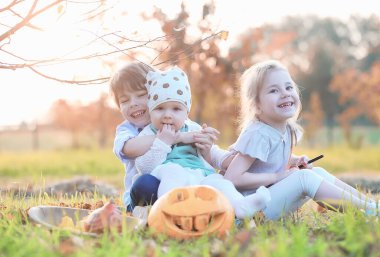 Sonbahar gelenekleri ve Cadılar Bayramı hazırlıkları. Doğada bir ev, masada balkabağından yapılmış bir lamba kesilir..