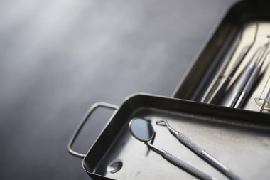 Diş muayenehanesi için ekipman. Ortopedik aletler. İş aletleri olan bir diş teknisyeni. Dişçi metal aletleri.