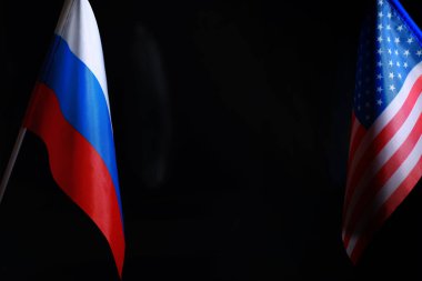 Diplomatik ilişkiler kavramı. Amerika Birleşik Devletleri ve Rusya Federasyonu bayrağı. Siyasette yaptırımlar baskı.