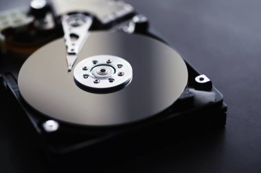 Bilgisayar aksesuarları. Parçalanmış hard disk. Bilgisayar parçalarını onar. Kırık harici hard disk. Bilgisayar arkaplanı.