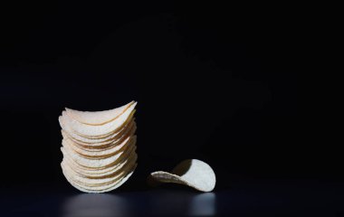 Patates ve mısır cipsi. Atıştırmalık tuzlu aperatif. Zararlı ürünler. Lezzetli cipsler.
