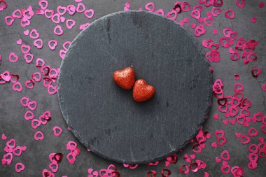 Romantik bir geçmiş. Aşk ve ilişki kavramı. Karanlık arka planda kalp şeklinde figürler. Sevgililer Günü kartı..