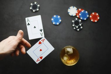 Konsept kart numaraları ve sunumlar. Oyunlarda keskinlik kavramı. Havada uçan kartlar. Bir sihirbaz, düşünce gücüyle kartları kaldırır..