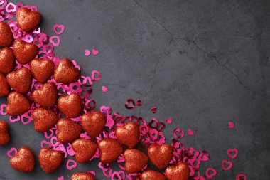 Romantik bir geçmiş. Aşk ve ilişki kavramı. Karanlık arka planda kalp şeklinde figürler. Sevgililer Günü kartı..