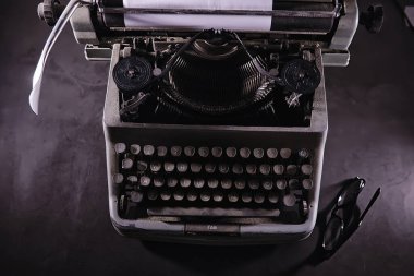 Klasik gazeteci aleti. Daktilo retro. Yazar işte. Romanı mühürle. Gazeteci yazar kavramı.