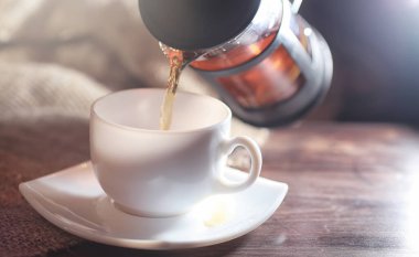 Bira ile servis masasında demlenmiş çay