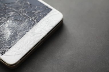 Camı kır. Kırık ekran. Bozuk telefon. Kırık cam arka plan. Camdaki beyaz çatlaklar.