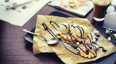 Doldurulmuş Viyana waffle 'ı. Kahve masası. Tatil için kahvaltıda güzel kokulu kurabiyeler..