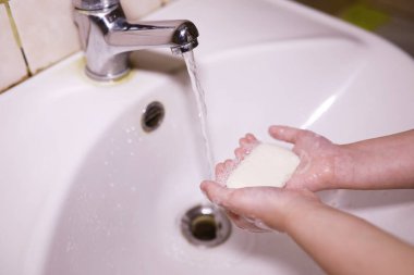 Hijyen kuralları. Yemekten önce el yıkama. Sabunlu antibakteriyel eller. Virüs enfeksiyonunu önlemenin yolu. Coronavirus koruması.